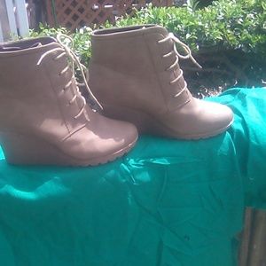 Reneeze over the ankle wedge